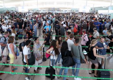 Cues de fins a una hora en la tercera jornada de vaga als controls del Prat