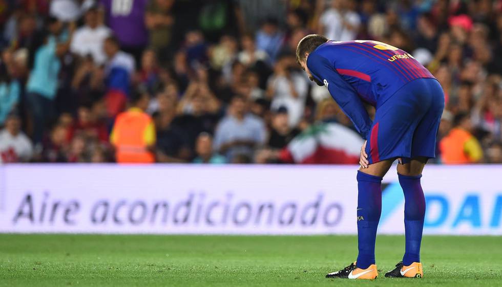 Piqué es lamenta després del seu autogol.