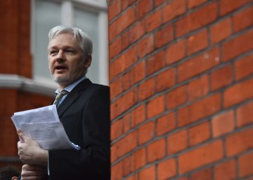 Assange irrumpe en el conflicto en Cataluña