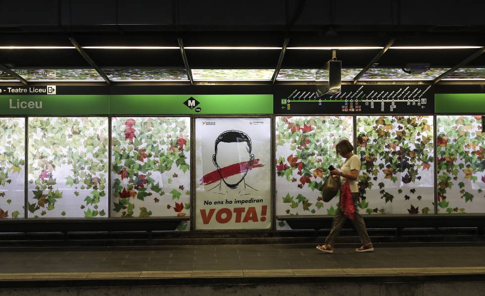 Un cartell d'Òmnium a la parada de metro Liceu.