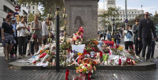 Flors en record a les víctimes de l'atemptat.