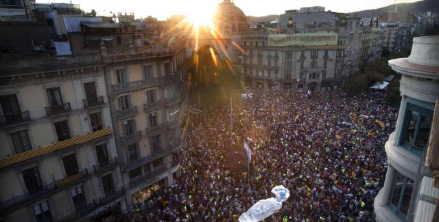 Milers de persones es van concentrar davant el Departament d'Economia.