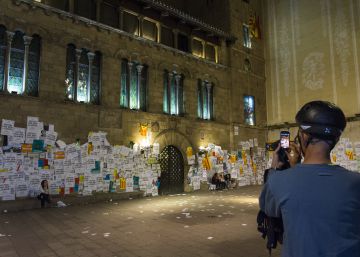 Mil persones enganxen cartells pel referèndum a la Paeria de Lleida Mil persones enganxen cartells pel referèndum a la Paeria de Lleida