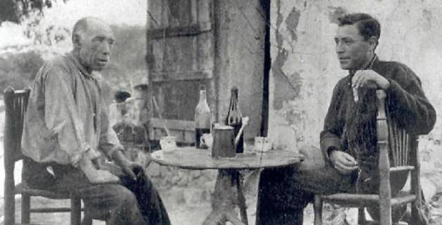 Josep Pla, a la dreta, i Sebastià Puig, 'l'Hermós', prenent un aperitiu.
