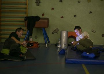 Grups d’activistes ocupen les escoles per garantir la seva obertura diumenge