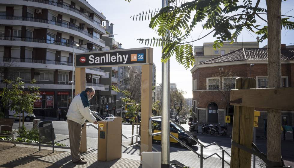 Els veïns de la plaça Sanllehy van protestar perquè la L9 encara no ha arribat a la zona.