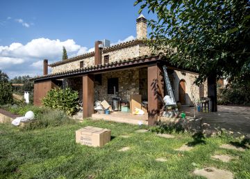 Cinc encaputxats assalten una masia de Girona a punta de pistola