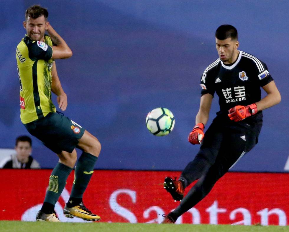 El porter argentí de la Reial Societat Gerónimo Rulli davant del brasiler Leo Baptistao, delanter del RCD Espanyol.