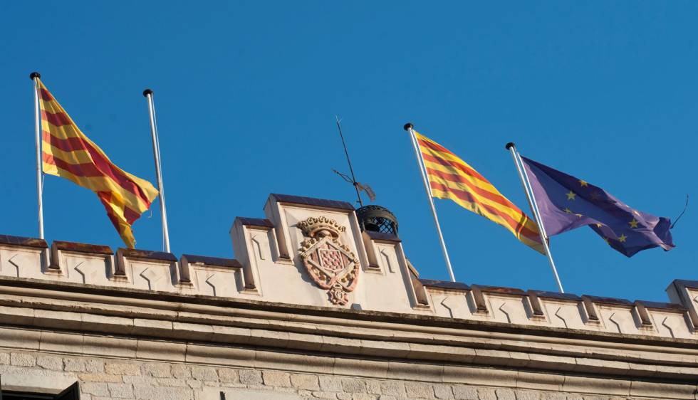 L'Ajuntament de Girona sense la bandera espanyola.