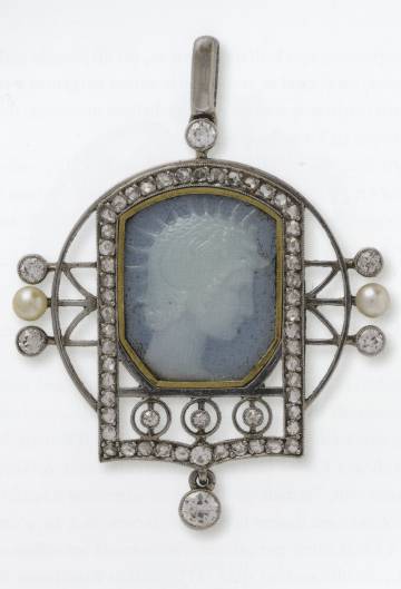 Plaqueta amb cap d’Hermes realitzada amb Esmalt de Barcelona per Lluís Masriera en 1913.