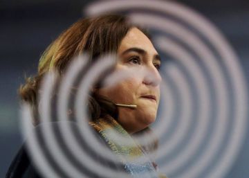 Colau es posa de perfil en campanya