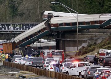 Un tren es precipita sobre una autopista prop de Seattle i causa almenys tres morts