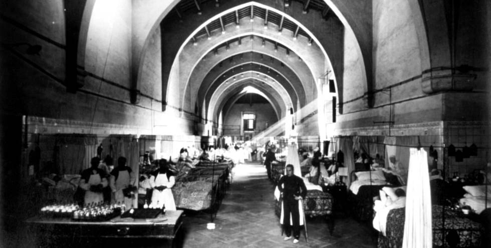 L'hospital es va fundar a les naus gòtiques de l'edifici de Santa Creu.