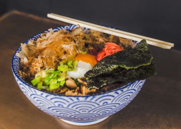 Cinc llocs per refer-se del fred amb un bol de ramen