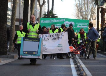 Un miler de persones reclamen la connexió de les dues línies del tramvia de Barcelona