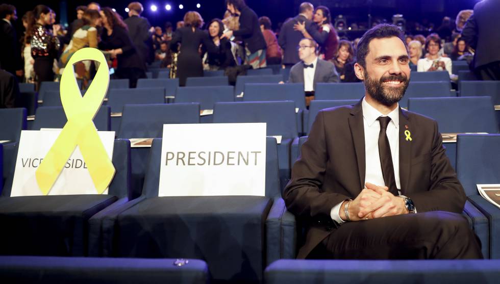 Roger Torrent, al costat de les cadires reservades als absents Junqueres i Puigdemont.