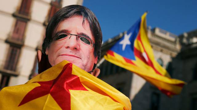 Un manifestant amb una careta de Puigdemont.