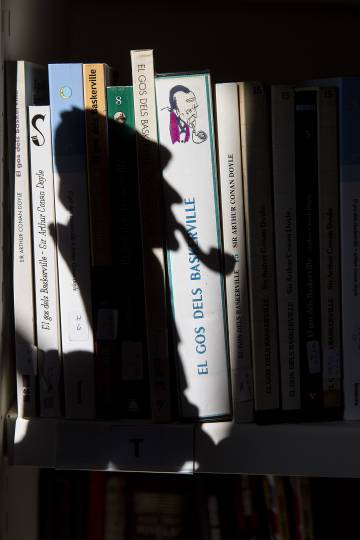 La característica silueta de Sherlock Holmes en llibres en català.