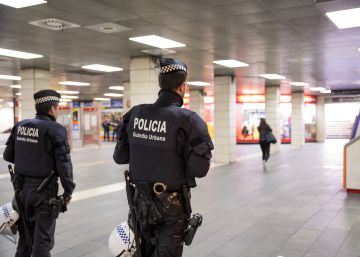 La Urbana i els Mossos desallotgen el ‘top manta’ del subsol de plaça Catalunya