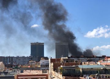 Els Bombers extingeixen un incendi a l’Expo Hotel de Sants