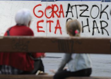 ETA demana “perdó” i reconeix el dany causat abans de dissoldre’s