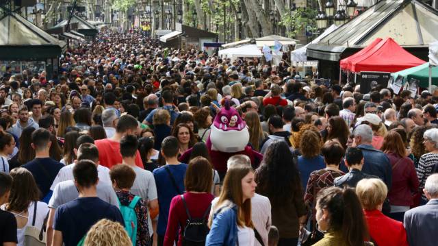 La Rambla de Barcelona, en plena efervescència de Sant Jordi.