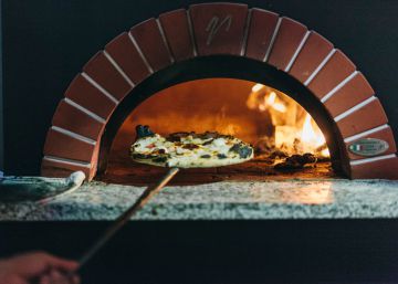 Cinc pizzeries que posen molta llenya al forn