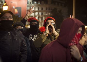 Estira-i-arronsa pels llaços grocs a Barcelona