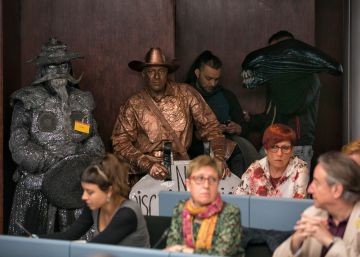 Les estàtues humanes protesten a l’Ajuntament