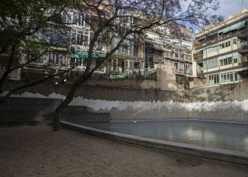 Colau rectifica i tornarà a obrir la ‘platja’ de l’Eixample aquest estiu