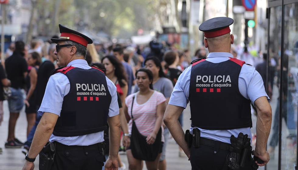 Dos agents dels Mossos d'Esquadra.