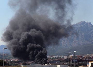 Un incendi crema un magatzem de matalassos a Esparreguera