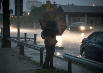 La pluja col·lapsa les entrades a Barcelona i causa talls intermitents a les rondes
