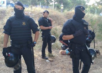 Una detinguda en una protesta per la tala d’una pineda a Castelldefels per fer-hi pisos