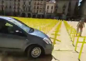 Un cotxe envesteix les creus grogues pels presos plantades a la plaça de Vic