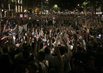 Els taxistes posen fi al bloqueig de la Gran Via a Barcelona
