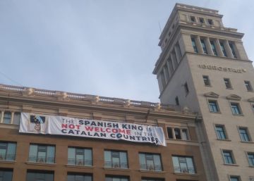 Desplegades diverses pancartes en contra del Rei i en record dels polítics presos