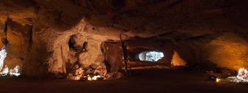 Un recorregut per cinc coves catalanes