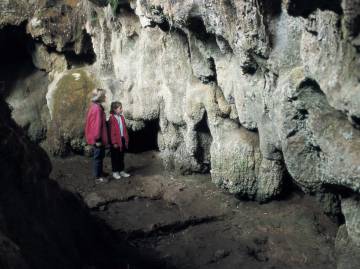 Un recorregut per cinc coves catalanes