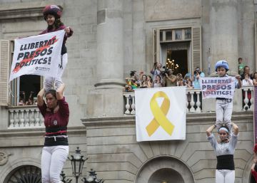 Els castellers mostren pancartes a favor de la llibertat dels presos a la Mercè