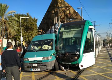 Un tramvia i una furgoneta xoquen davant dels Encants, a Barcelona