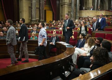 El Parlament aprova que els sis diputats suspesos mantinguin l’acta, però deleguin el vot