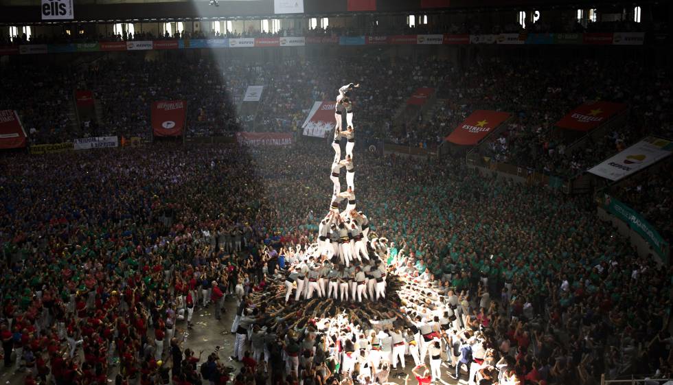 El 2de7 amb folre i manilles dels Castellers de Sants.