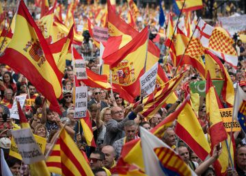 Milers de persones es manifesten a Barcelona per la unitat d’Espanya