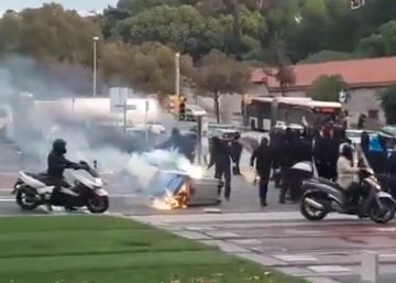 Un grup d’encaputxats crema contenidors a la Diagonal i obliga a tallar la circulació