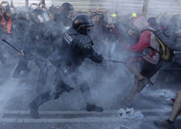 Els Mossos carreguen contra els CDR que es manifestaven per la marxa de policies i guàrdies civils
