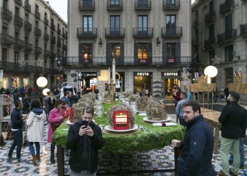 Cadires buides al voltant d’una taula representen les figures del pessebre