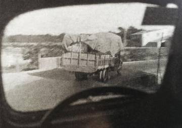 Uno de los camiones transportando las obras camino de la frontera en 1938.