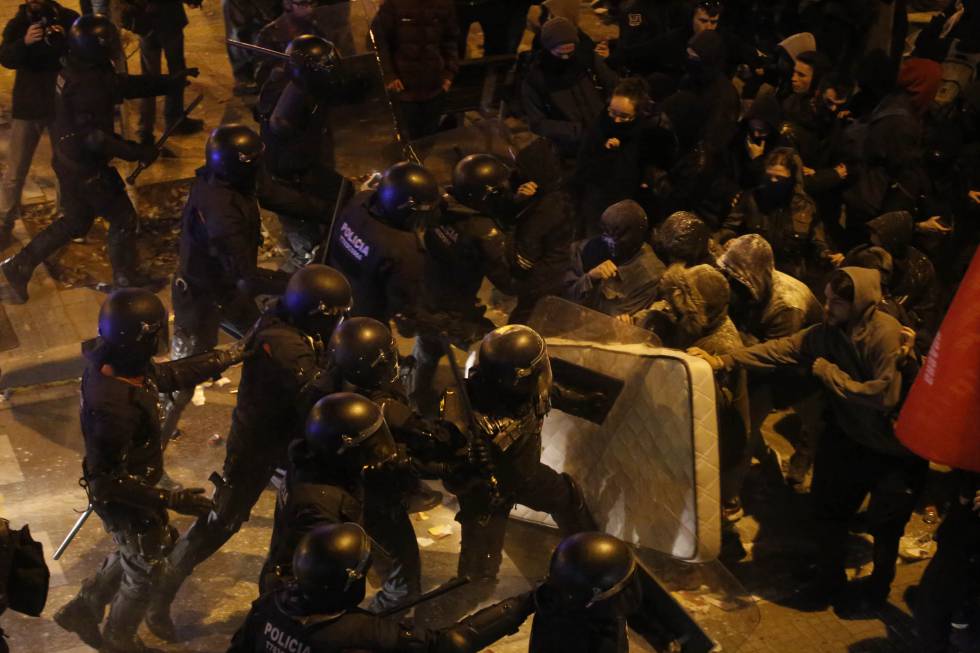 Tensió entre Mossos i manifestants a Terrassa.