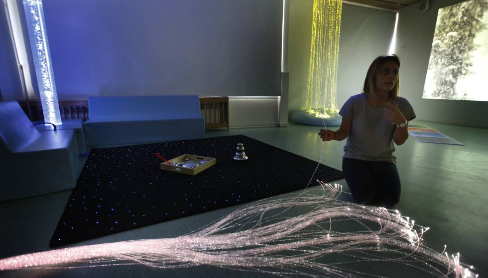 Yolanda Martínez a la sala multisensorial de l'EBM Espronceda.